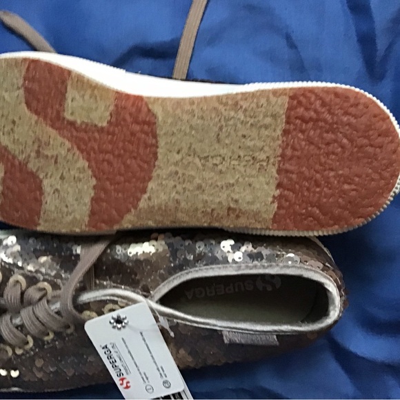 Size 8  gold  sneakers - Picture 4 of 4